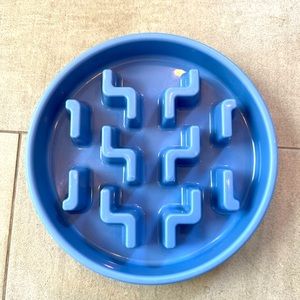 Like new! Slow feeder “puzzle” dog bowl - to help dogs that eat too quickly!🐶